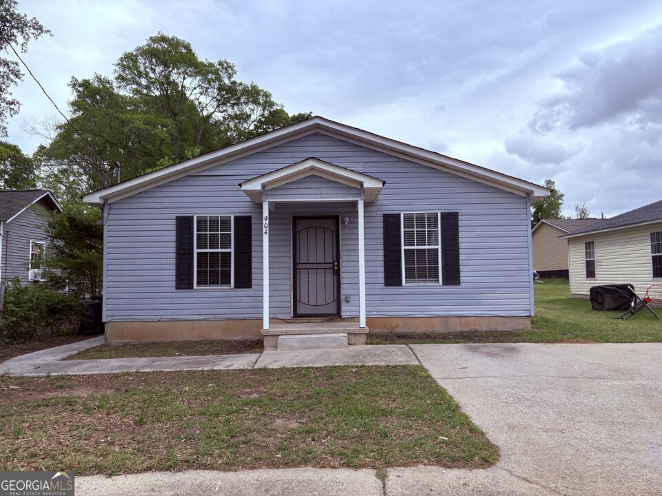 904 N 9th St in Griffin, GA - Foto de edificio