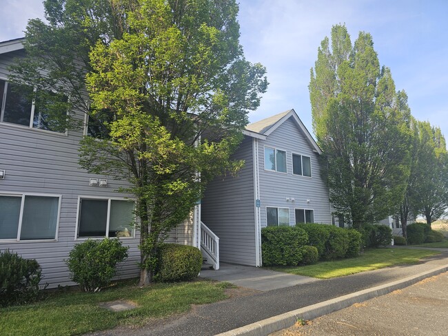 Pioneer Park in Connell, WA - Foto de edificio - Building Photo