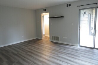 6182 Pinewood Ct in Willowbrook, IL - Building Photo - Building Photo