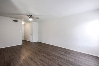 410 Vista W Ct, Unit B in Bastrop, TX - Building Photo - Building Photo