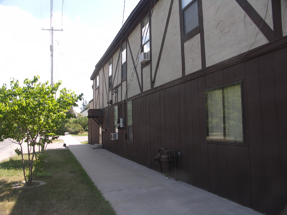 1001 Court St in Cheboygan, MI - Building Photo