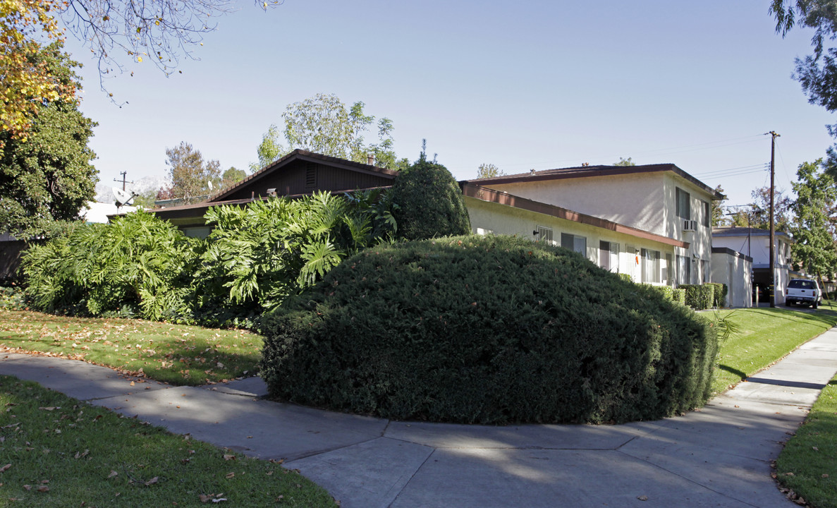 406 Fairwood Way in Upland, CA - Foto de edificio