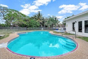 2417 Pierce St in Hollywood, FL - Building Photo