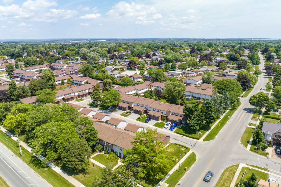 2 Jacques Ln in Ajax, ON - Building Photo