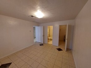 5871 NE 35th St in Silver Springs, FL - Foto de edificio - Building Photo