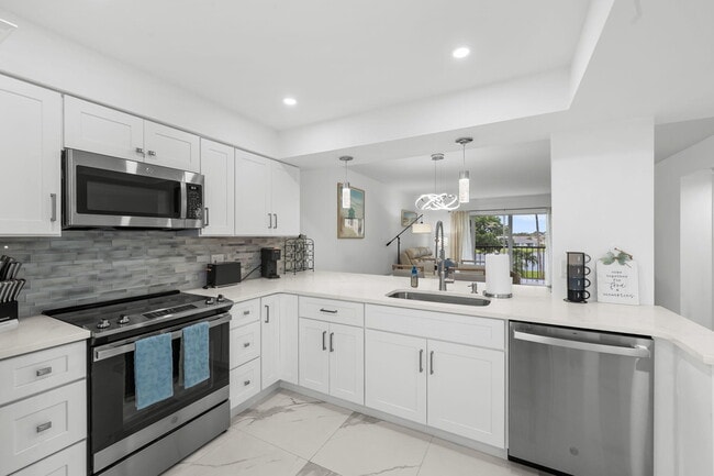 6936 Huntington Ln in Delray Beach, FL - Building Photo - Building Photo