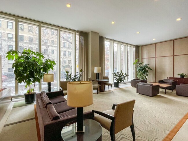 3550 N Lake Shore Dr, Unit 807 in Chicago, IL - Building Photo - Building Photo