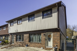 51 Rolling Hill Grn in Staten Island, NY - Foto de edificio - Building Photo