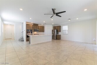 10628 Silver Pond Ave in Las Vegas, NV - Building Photo - Building Photo