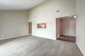 Village Green in West Seneca, NY - Foto de edificio - Building Photo