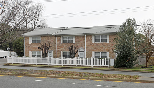 Mayfair Mews Apartments in Virginia Beach, VA - Building Photo - Building Photo