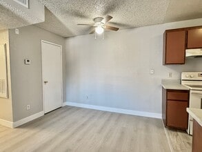 220 Mission Newport Ln in Las Vegas, NV - Building Photo - Building Photo