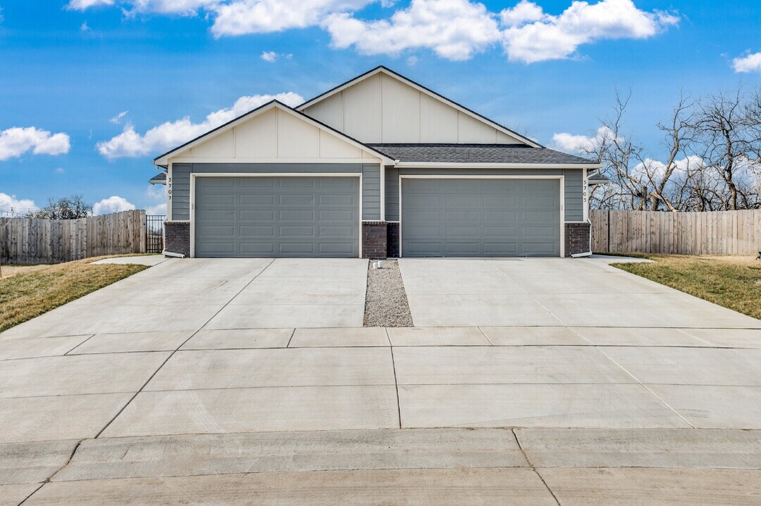 5707 E Bristol St in Bel Aire, KS - Building Photo