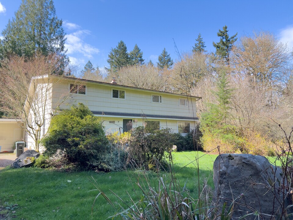 13355 N Madison Ave NE in Bainbridge Island, WA - Foto de edificio