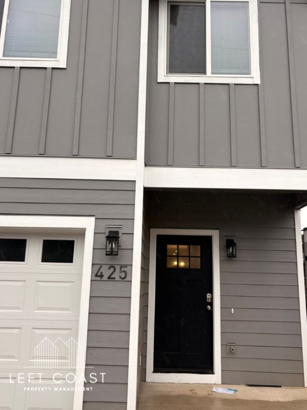 425 SE Inlet Ave in Lincoln City, OR - Building Photo - Building Photo