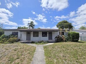 480 NE 136th St in North Miami, FL - Building Photo