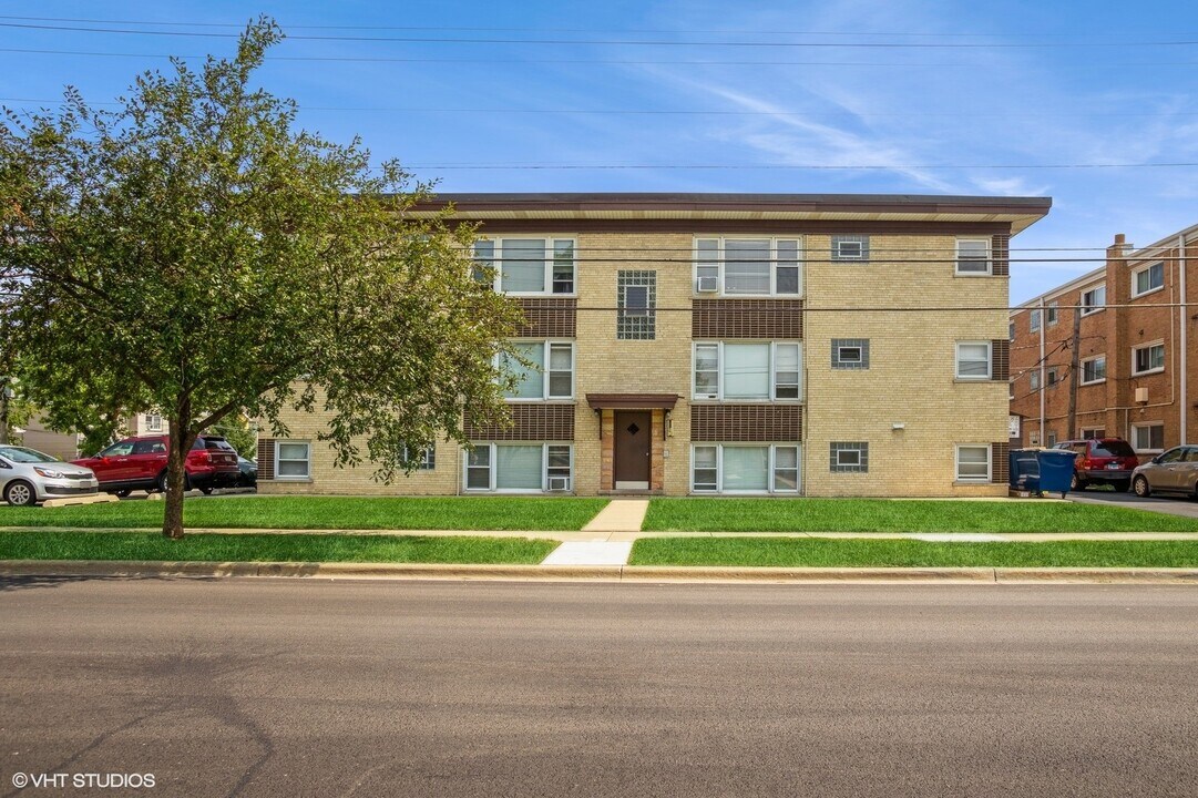 9791 Ivanhoe Ave in Schiller Park, IL - Building Photo