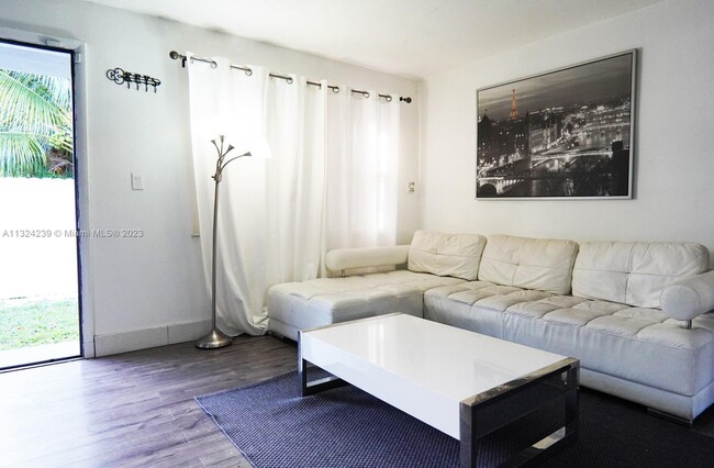 812 NW 55th Terrace-Unit -0 in Miami, FL - Foto de edificio - Building Photo