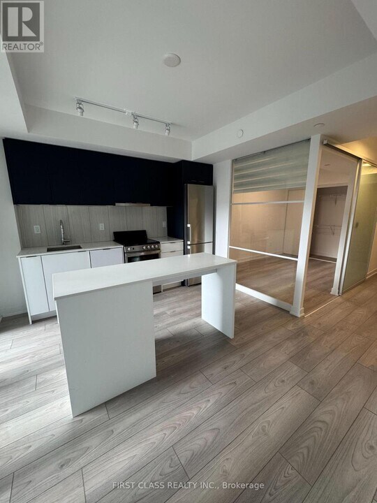 8-418 Tippett Rd in Toronto, ON - Building Photo
