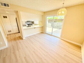 266 E Via Escuela in Palm Springs, CA - Building Photo