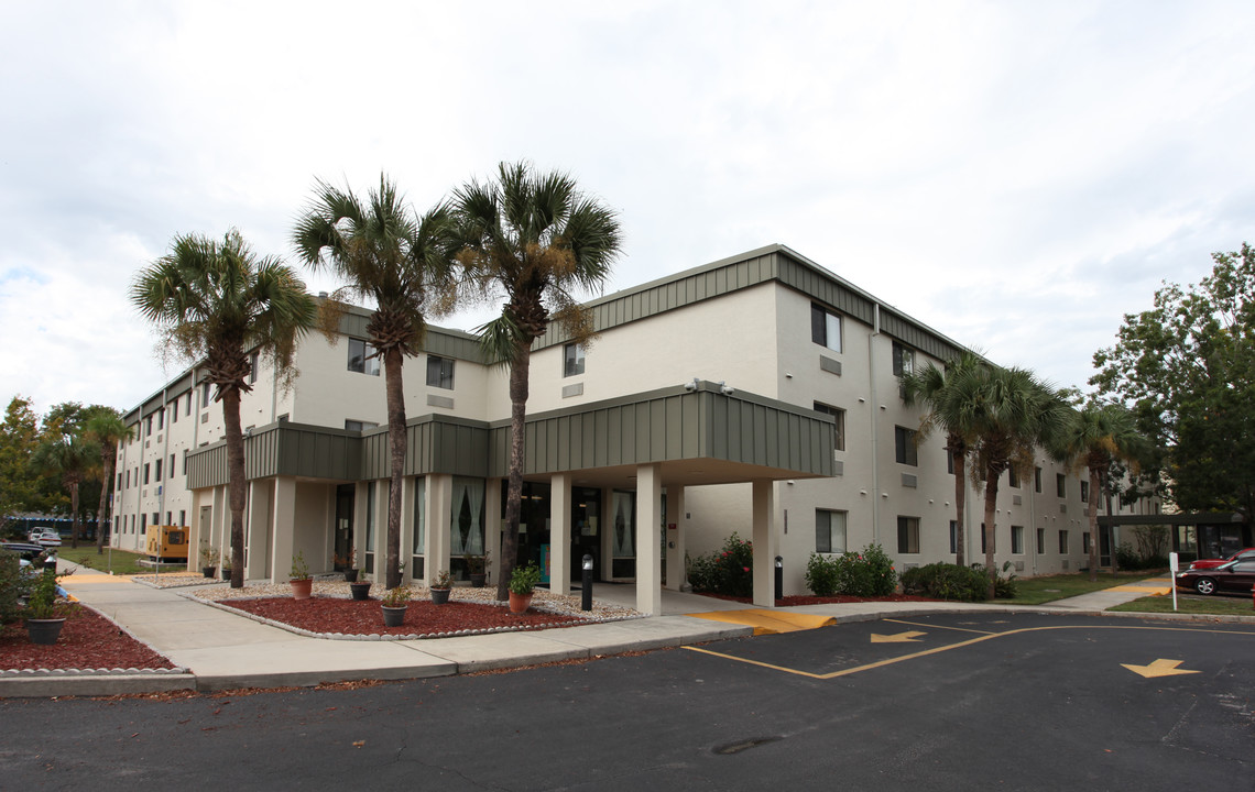 Barry Manor in Palatka, FL - Building Photo