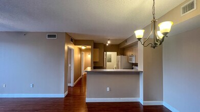 7950 N Nob Hill Rd in Tamarac, FL - Building Photo - Building Photo