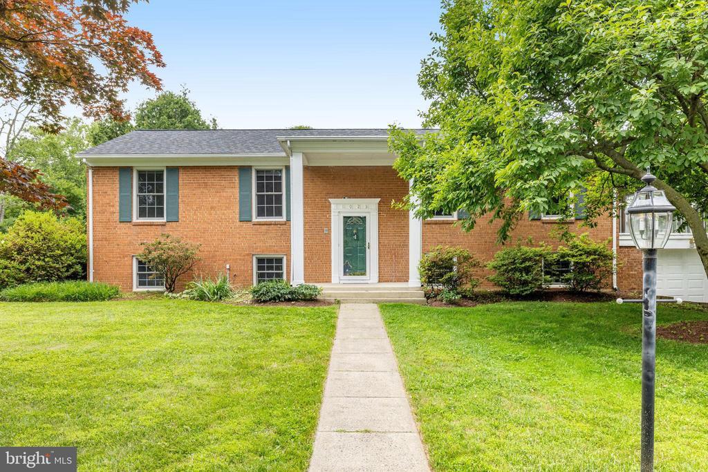 1023 Westbriar Dr NE in Vienna, VA - Building Photo