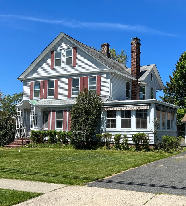 17 De Mun Pl, Unit #2 in Far Hills, NJ - Foto de edificio