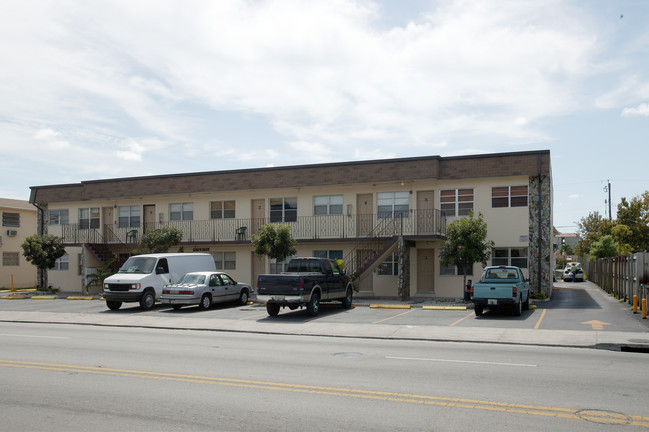 Bolton Apartments in Hialeah, FL - Foto de edificio - Building Photo