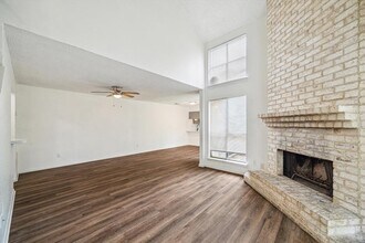 5779 Easthampton Dr in Houston, TX - Building Photo - Building Photo