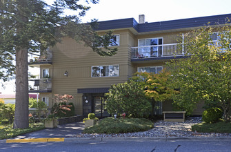 CRESTWOOD MANOR in White Rock, BC - Building Photo - Building Photo