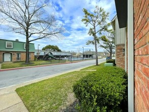 11002 Hammerly Blvd in Houston, TX - Foto de edificio - Building Photo