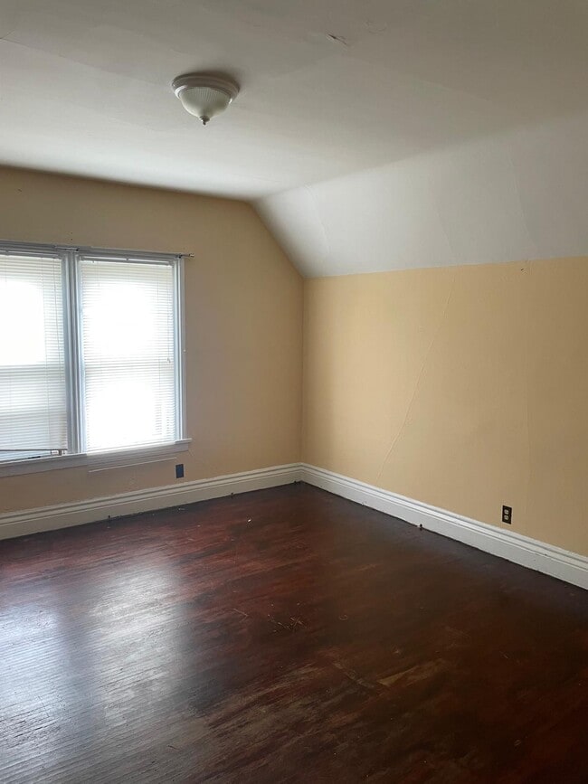 1481 E Main St, Unit Upper in Rochester, NY - Foto de edificio - Building Photo