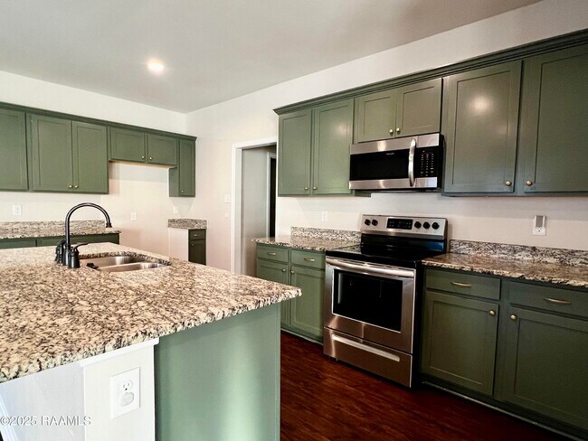 18044 Terraceside Dr in Prairieville, LA - Building Photo - Building Photo