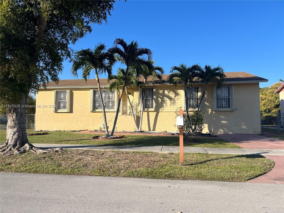 9785 SW 210th Terrace in Cutler Bay, FL - Building Photo