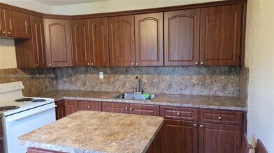 941 NW 99th St in Miami, FL - Building Photo - Building Photo