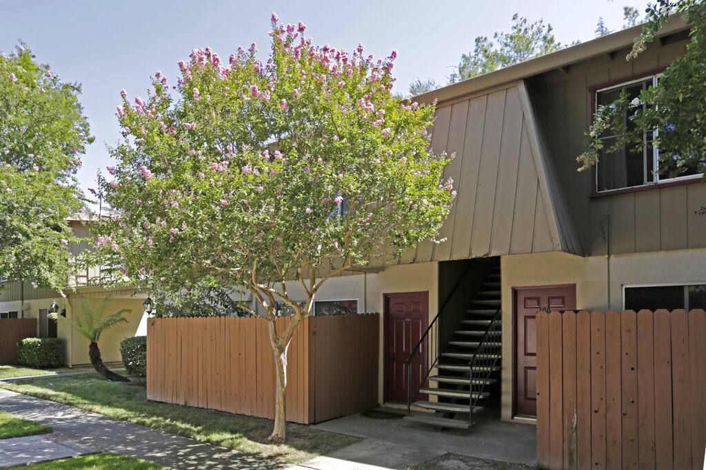 Howe Manor East Apartments in Sacramento, CA