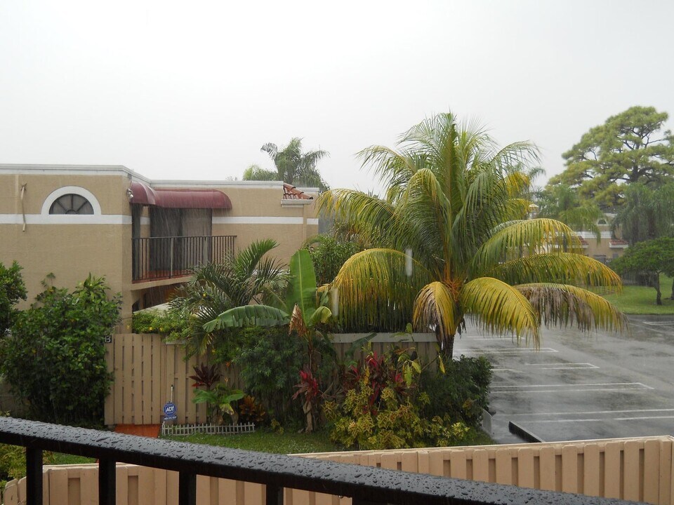 3955 Village Dr in Delray Beach, FL - Foto de edificio