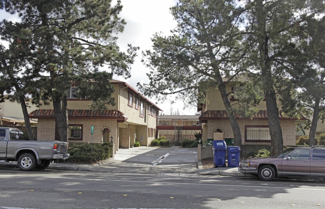 2525 Grove Way in Hayward, CA - Foto de edificio