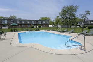 Green Oaks Apartments in Palos Hills, IL - Building Photo