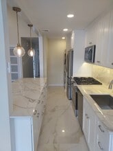 239-70B Oak Park Dr, Unit B in Queens, NY - Foto de edificio - Building Photo