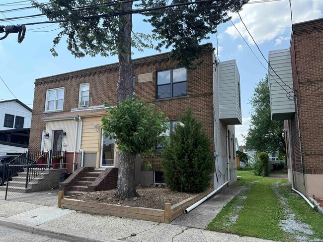 811 Minnie Pl in Secaucus, NJ - Building Photo - Building Photo