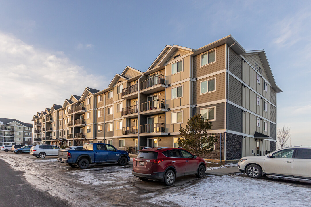 Webber Greens in Edmonton, AB - Building Photo