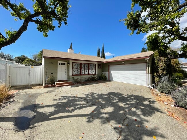 6461 Gaviota Ave in Lake Balboa, CA - Building Photo - Building Photo