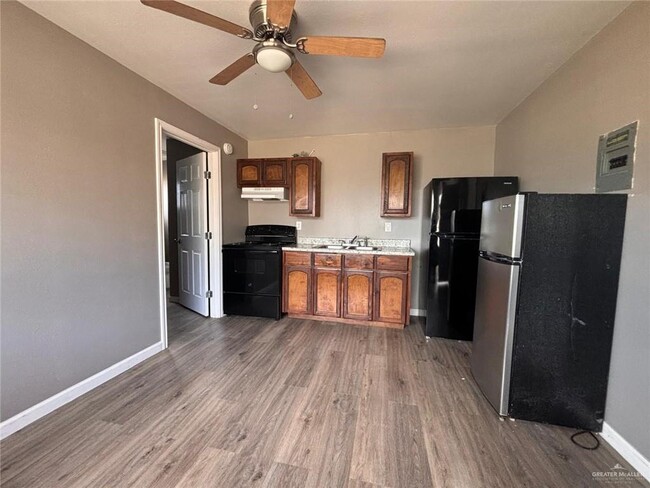 102 S Holland Ave in Mission, TX - Building Photo - Building Photo