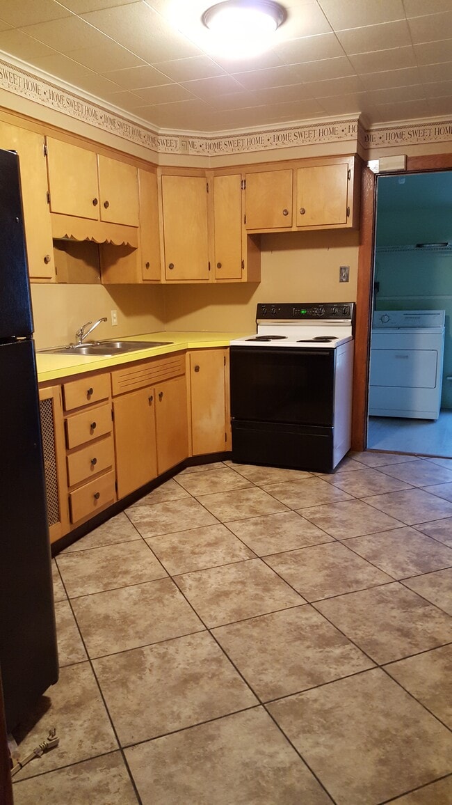 251 Broad St, Unit 3 in Montoursville, PA - Foto de edificio - Building Photo