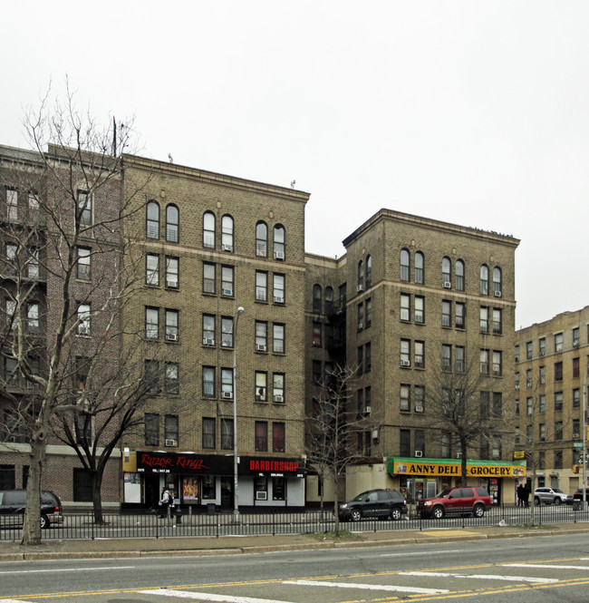 2075 Grand Concourse in Bronx, NY - Foto de edificio - Building Photo