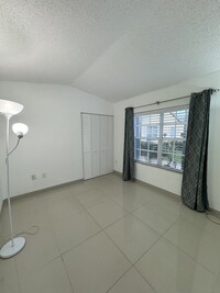 21220 NE 9th Ct in Miami, FL - Foto de edificio - Building Photo