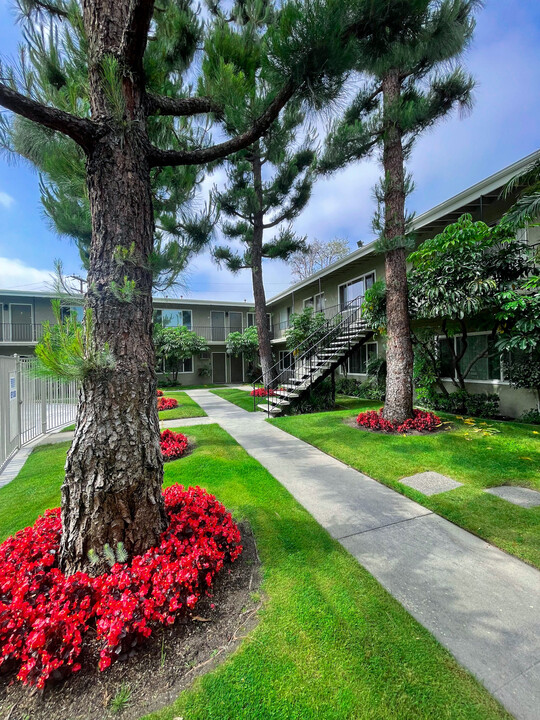 Carlton Park Apartments in Bellflower, CA - Foto de edificio