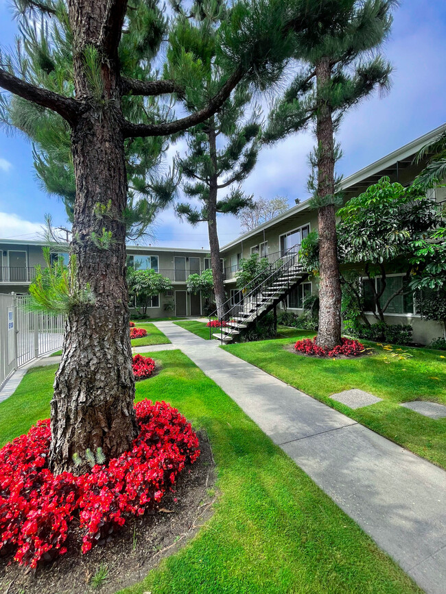 Carlton Park Apartments in Bellflower, CA - Building Photo - Building Photo